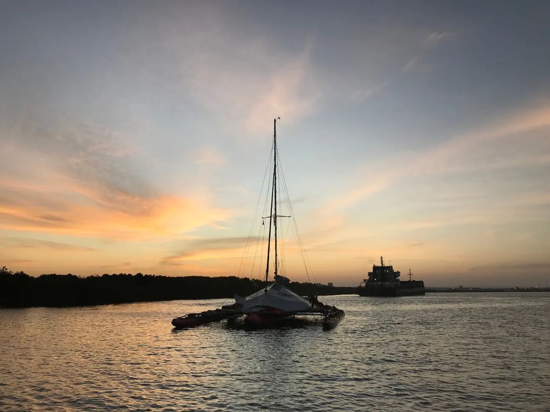 Rescatan en el Pacífico a tripulantes de un trimarán ruso y abandonan la embarcación