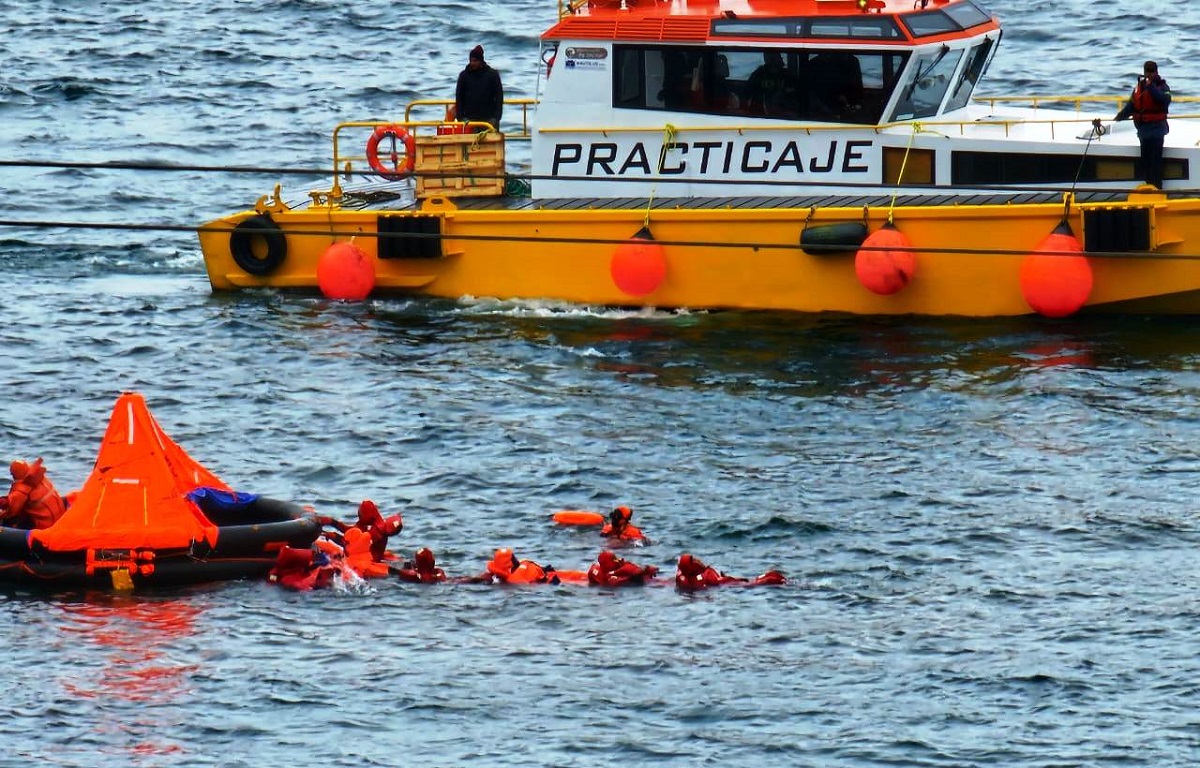 Personal de a bordo se capacitó en técnicas de supervivencia en el mar