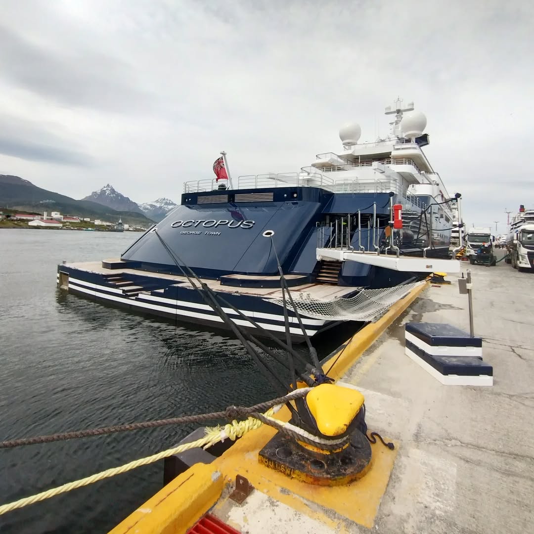 El Octopus, uno de los yates más grandes del mundo, recala en Ushuaia