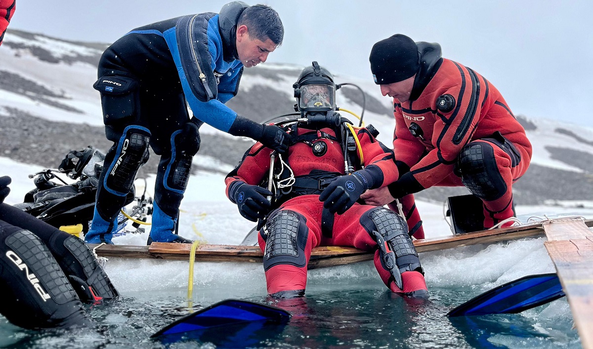 Curso pionero de buceo en aguas polares en la Antártida